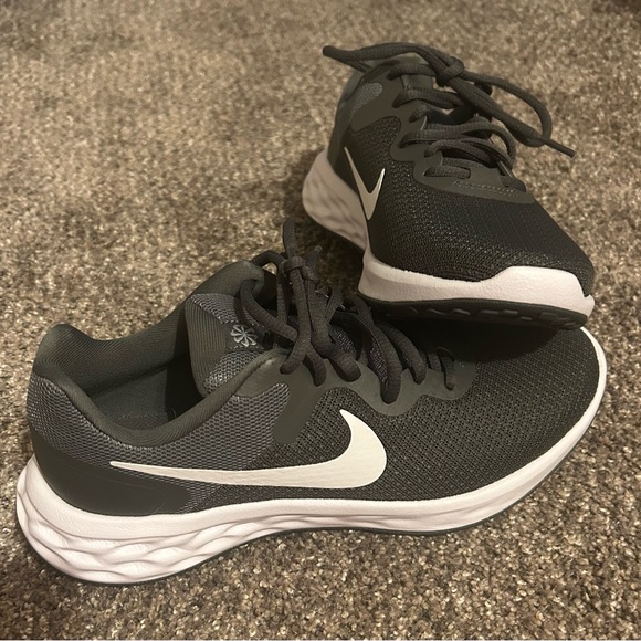 NEW (Never Worn) Nike Men's Gray and White Athletic Shoes - Picture 2 of 5